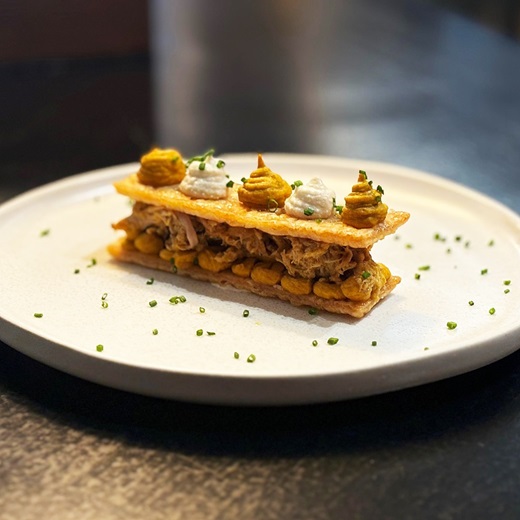 RESTAURANTE LA MEJILLONERA. Nombre: Milhojas. Milhojas con crema de queso y de zanahoria tostada, con codorniz escabechada con cerveza Mahou. Tapa Mahou. ( PUEDE AMPLIARSE)